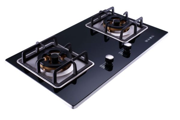 燃?xì)庠?></p>
<p><br></p>
<p>一、不銹鋼燃?xì)庠?/p>
<p>不銹鋼燃?xì)庠畹淖畲筇攸c(diǎn)就是強(qiáng)度非常高，不管你的廚具有多種，不銹鋼燃?xì)庠疃际悄軌虺惺艿米〉?！而且，它還有一個(gè)很大的優(yōu)點(diǎn)就是很容易清潔，如果灶臺(tái)上面臟了的話，我們只需要用一個(gè)濕抹布輕輕地在灶臺(tái)上擦一遍，上面的油污就會(huì)被我們清潔干凈了！除此之外，耐高溫也是不銹鋼燃?xì)庠畈坏貌徽f的優(yōu)點(diǎn)，我們?cè)谑褂萌細(xì)庠畹臅r(shí)候，灶面上溫度肯定是非常高的，但是不管你的溫度有多高，不銹鋼都能承受，不會(huì)發(fā)生變形影響美觀。但是不銹鋼燃?xì)庠钜灿腥秉c(diǎn)，就是它非常容易被腐蝕，基本上，一個(gè)新的不銹鋼燃?xì)庠畋晃覀冇脗€(gè)幾年后，上面就銹跡斑斑了，看上去非常丑！而且，它還很容易被硬物劃傷，廚房里的刀、鍋鏟什么的，都能夠?qū)λ斐蓚Γ?/p>
<p><br></p>
<p>二、玻璃燃?xì)庠?/p>
<p>玻璃燃?xì)庠钭畲蟮奶攸c(diǎn)就是好看，高質(zhì)感、高強(qiáng)度、防刮花，而且它的耐腐蝕性非常高，平時(shí)滴的油污、洗潔精什么的，根本不會(huì)對(duì)玻璃燃?xì)庠钤斐捎绊?。如果玻璃燃?xì)庠钆_(tái)面上變臟了的話，一樣的用一張抹布就能很好地清潔干凈！如果按正常使用狀態(tài)下估算的話，玻璃燃?xì)庠畹氖褂媚晗薜囊炔讳P鋼燃?xì)庠罡叩?，因?yàn)樗呐_(tái)面采用的是鋼化玻璃，承受破壞和腐蝕的能力要比不銹鋼更厲害！</p>
<p>?</p>
<p>相比之下燃?xì)庠畈讳P鋼臺(tái)面耐高溫，耐腐蝕性也不錯(cuò)，但是它不太耐摩擦，容易刮花，影響美觀還有質(zhì)感。而鋼化玻璃清洗起來更容易，用抹布擦洗，如果有頑固污漬也可以用鋼絲球刷洗，不會(huì)影響表面的光滑，顯得更加美觀有質(zhì)感。之所以燃?xì)庠畈Ａ姘逵羞@么多的優(yōu)勢(shì)也是受到越來越多消費(fèi)者的喜愛與追求。其實(shí)我們不難發(fā)現(xiàn)玻璃面板的選擇更加有優(yōu)勢(shì)。</p>
<p><br></p>
<p>以上的講解就是關(guān)于燃?xì)庠钆_(tái)面是選擇不銹鋼的好還是<a href=